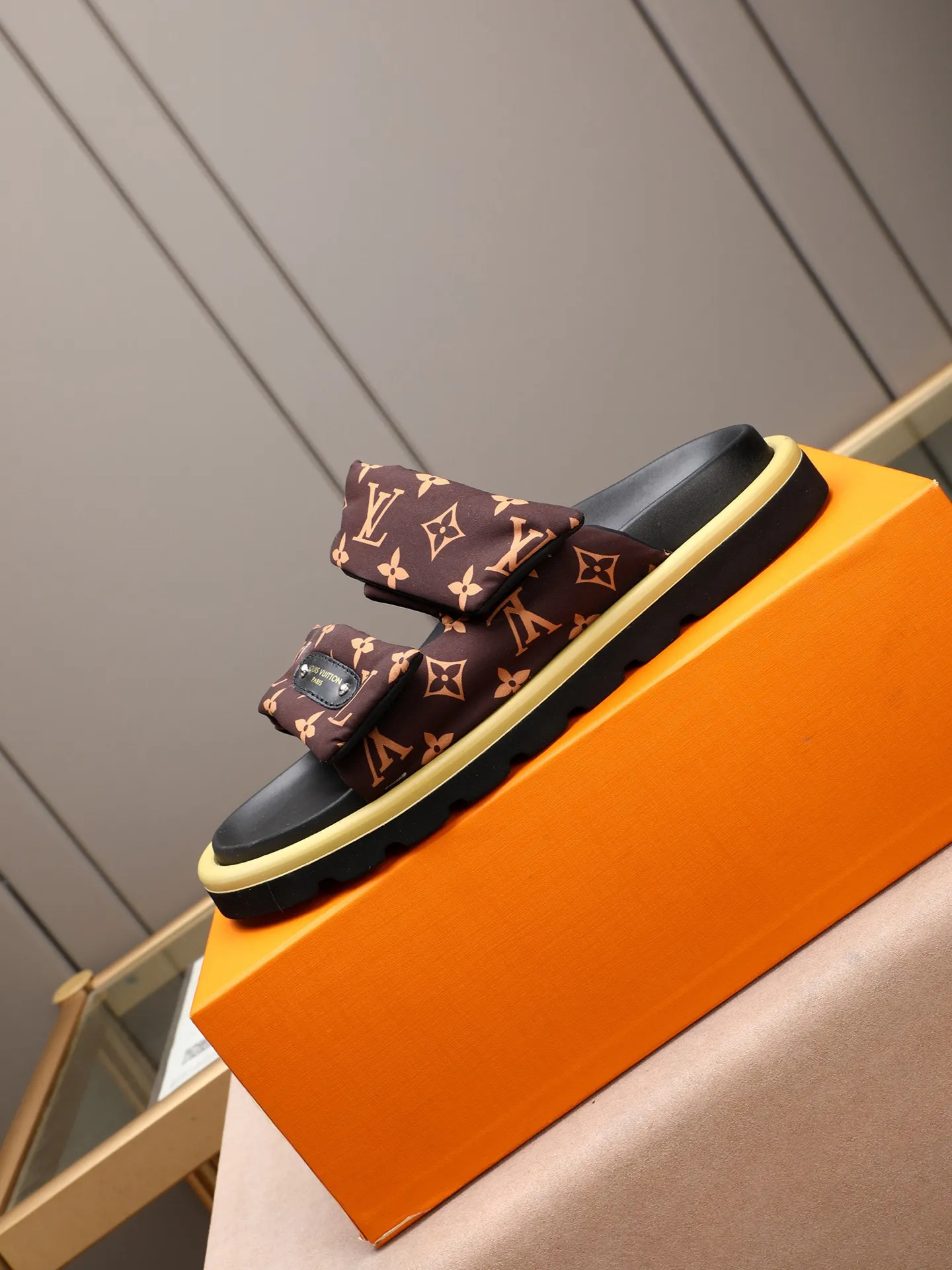 PP360 [LOUIS VUITTON] Louis Vuitton, LV printing, men's and women's slippers are on the market. The drawer box packaging comes with a cloth bag and a card. The upper pattern looks very soft and waxy, and it is a super versatile leg slimming tool. Fabric: imported denim/canvas/old fabric, LV hardware LOGO, official website pattern printing, comfortable to wear, feet: high-elastic PU water table. Sole: foam sole, heel height: about 5cm. Code number: 35-46, 35, 45, 46 are custom-made and non-returnable. Color: multiple colors and styles available.